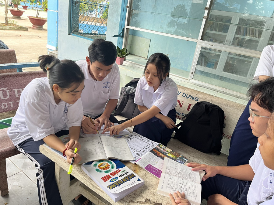 Nhóm tự học ngoại ngữ của học sinh Trường THPT Dân tộc nội trú Huỳnh Cương.