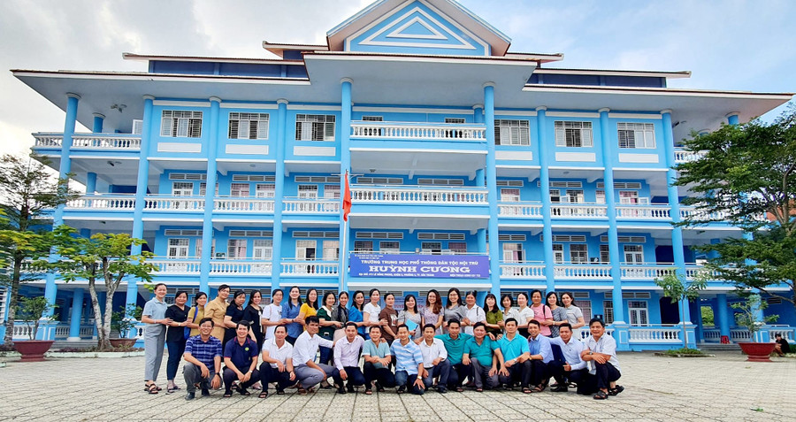 Thầy trò Trường THPT Dân tộc nội trú Huỳnh Cương.