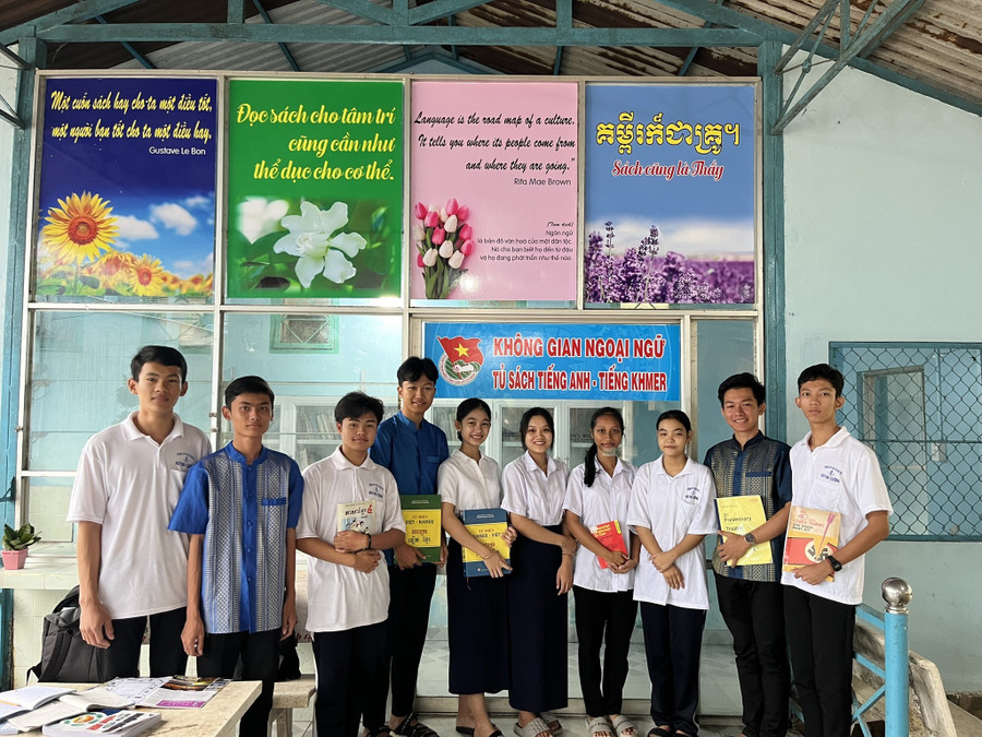 Không gian ngoại ngữ - Tủ sách tiếng Anh và tiếng Khơ me trong Trường THPT Dân tộc nội trú Huỳnh Cương.