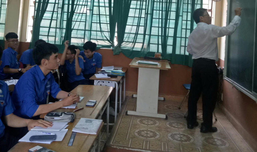 Thầy Nông Ngọc Trọng trong giờ lên lớp đầu tiên sau ngày khai giảng. Ảnh: NVCC. Thầy Nông Ngọc Trọng trong giờ lên lớp đầu tiên sau ngày khai giảng. Ảnh: NVCC.