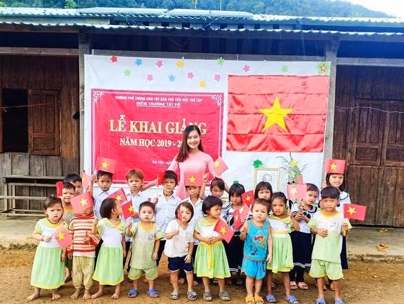 Hình ảnh đẹp trong ngày khai giảng của các cô trò điểm trường vùng cao.