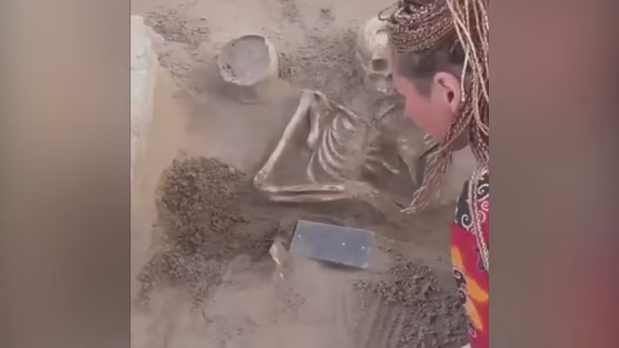 Quá trình khai quật của các nhà khảo cổ đã phát hiện "iPhone" niên đại 2.137 năm trong lăng mộ của thiếu phụ.