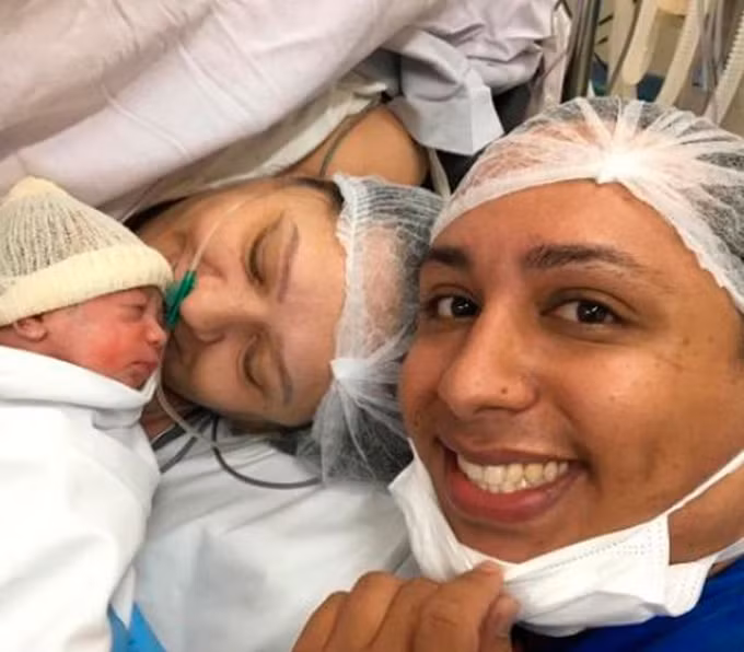 Marcelo vui mừng khi mẹ anh, bà Valdira, sinh cặp song sinh hôm 3/9. Ảnh: CEN. Marcelo vui mừng khi mẹ anh, bà Valdira, sinh hạ cặp song sinh hôm 3/9