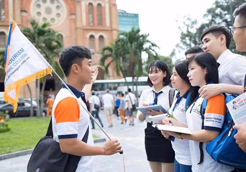 Thành công trong công việc hướng dẫn viên du lịch nhờ có kỹ năng tốt. Ảnh: INT