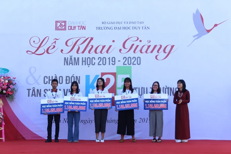 Nhà trường trao những suất học bổng giá trị cho sinh viên có thành tích xuất sắc.