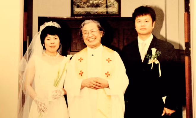 Mẹ ung thư dạy con gái 3 tuổi sống tự lập khi mồ côi ảnh 1 Vợ chồng Anwu trong ngày cưới. Ảnh: Bldaily