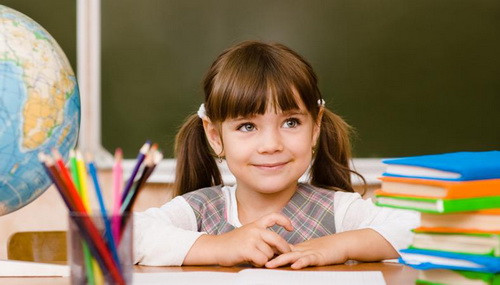 Nhiều gia đình tại Hoa Kỳ cho con học trực tuyến thay vì đến trường. Ảnh: backstage.