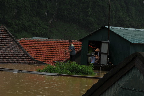 Người dân sống trong nhà nổi, giải pháp tránh lũ an toàn Người dân sống trong nhà nổi, giải pháp tránh lũ an toàn