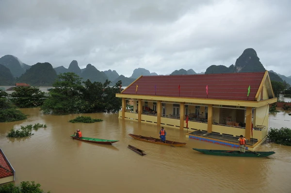 Trường học bị ngập hoàn toàn tầng 1