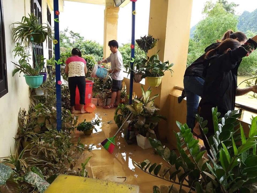 Giáo viên tranh thủ dọn dẹp khi nước rút Giáo viên tranh thủ dọn dẹp khi nước rút