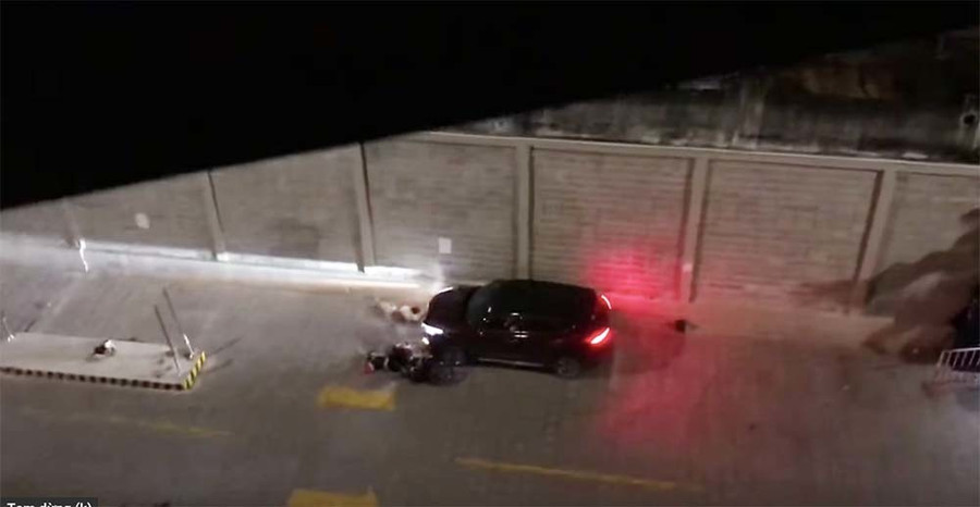 Bị đâm bằng dao, thanh niên lái ô tô tông thẳng 2 người ở chung cư Sài Gòn ảnh 1 Bị đâm bằng dao, thanh niên lái ô tô tông thẳng 2 người ở chung cư Sài Gòn