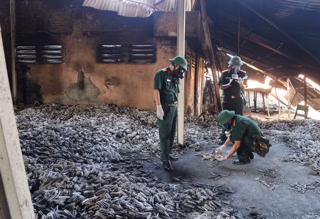 Vụ cháy công ty Rạng Đông: Việc tẩy độc môi trường rất phức tạp - 1