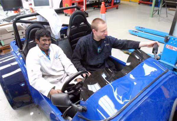 Ngành học của anh là&nbsp;chế tạo công nghệ tăng cường hiệu suất của ô tô.