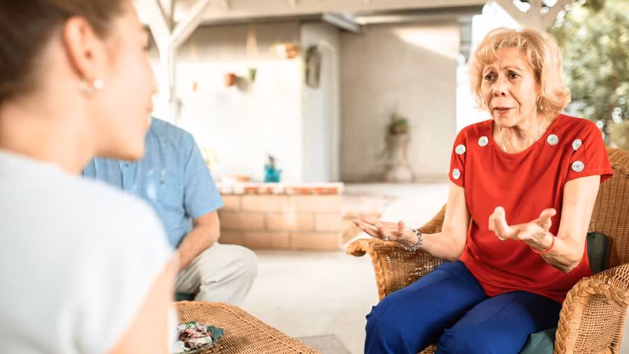 Có những lúc, với tư cách là một cặp vợ chồng, bạn phải thỏa hiệp dù không thực sự đồng tình với bố mẹ. (Ảnh: ITN).