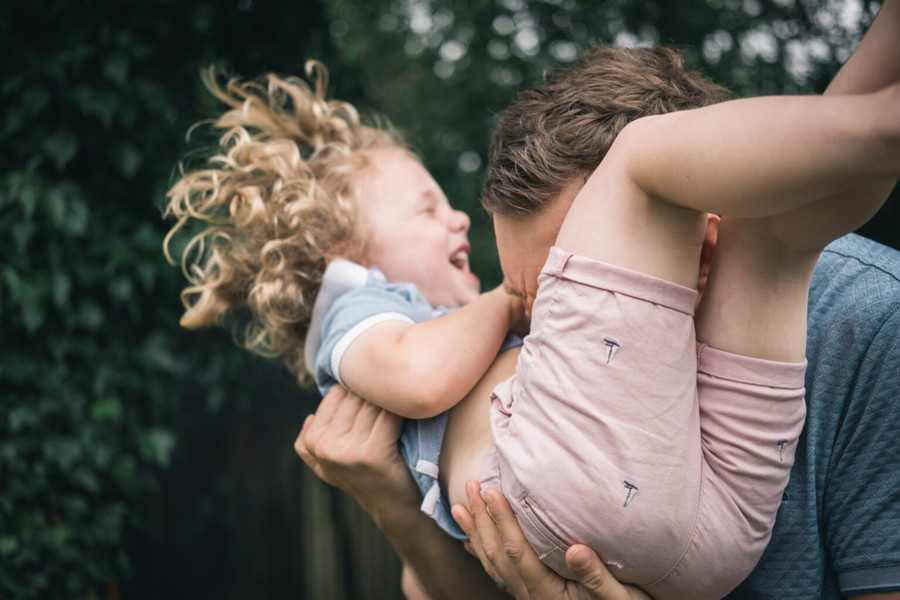 Các nhà nghiên cứu phát hiện những đứa trẻ có mối quan hệ ấm áp và yêu thương với cha mẹ khi được 3 tuổi có xu hướng gặp ít vấn đề về sức khỏe tâm thần. (Ảnh: ITN). Các nhà nghiên cứu phát hiện những đứa trẻ có mối quan hệ ấm áp và yêu thương với cha mẹ khi được 3 tuổi có xu hướng gặp ít vấn đề về sức khỏe tâm thần. (Ảnh: ITN).