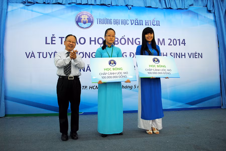 Trao tặng học bổng chắp cánh ước mơ cho tân sinh viên nghèo là truyền thống nhiều năm của ĐH Văn Hiến