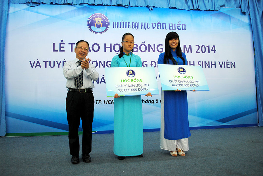 Trao tặng học bổng chắp cánh ước mơ cho tân sinh viên nghèo là truyền thống nhiều năm của ĐH Văn Hiến Trao tặng học bổng chắp cánh ước mơ cho tân sinh viên nghèo là truyền thống nhiều năm của ĐH Văn Hiến