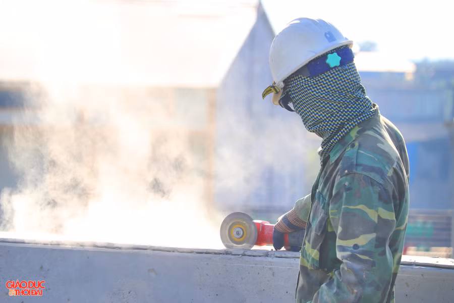 Mặc dù thời tiết nắng nóng nhưng các công nhân, kỹ sư vẫn bám công trường làm việc “3 ca, 4 kíp" để đảm bảo thông xe toàn tuyến đúng kế hoạch.