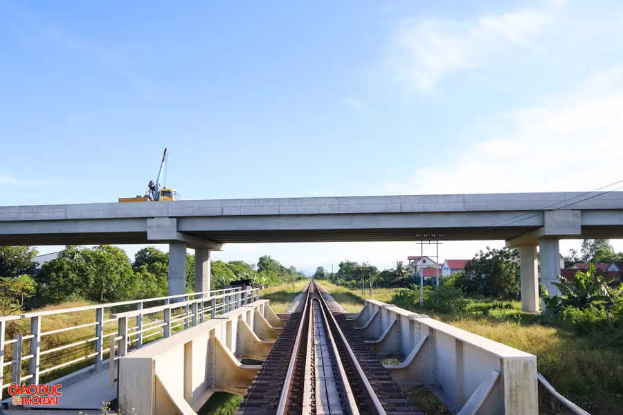 Cầu Hưng Thắng 1 dài 14 nhịp vượt qua đường dân sinh và đường sắt TP Vinh - huyện Đức Thọ (Hà Tĩnh).