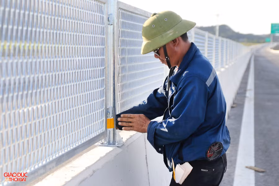 Đang lắp phản quang trên dải phân cách, anh Hoàng Văn Thi (quê tỉnh Phú Thọ, công nhân Công ty TNHH Hòa Hiệp) cho biết, thi công trong thời tiết nắng nóng rất mệt, nhưng anh em ai cũng cố gắng để hoàn thiện công trình kịp tiến độ.