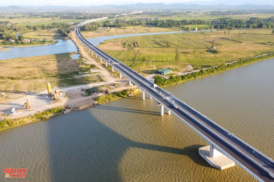 Cầu Hưng Đức bắc qua sông Lam nối huyện Hưng Nguyên (Nghệ An) với huyện Đức Thọ (Hà Tĩnh) hoàn thành thảm bê tông nhựa, lắp đặt điện, đèn chiếu sáng, dải phân cách cứng, kẻ vạch đường.