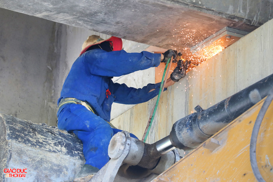 Những ngày này, trên công trường không khí thi công đang diễn ra khẩn trương. Hàng chục kỹ sư, công nhân, thiết bị được huy động để làm việc cả ngày lẫn đêm. Những ngày này, trên công trường không khí thi công đang diễn ra khẩn trương. Hàng chục kỹ sư, công nhân, thiết bị được huy động để làm việc cả ngày lẫn đêm.