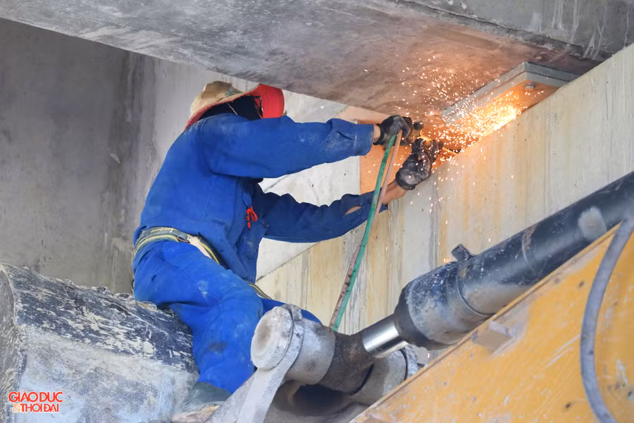 Những ngày này, trên công trường không khí thi công đang diễn ra khẩn trương. Hàng chục kỹ sư, công nhân, thiết bị được huy động để làm việc cả ngày lẫn đêm.