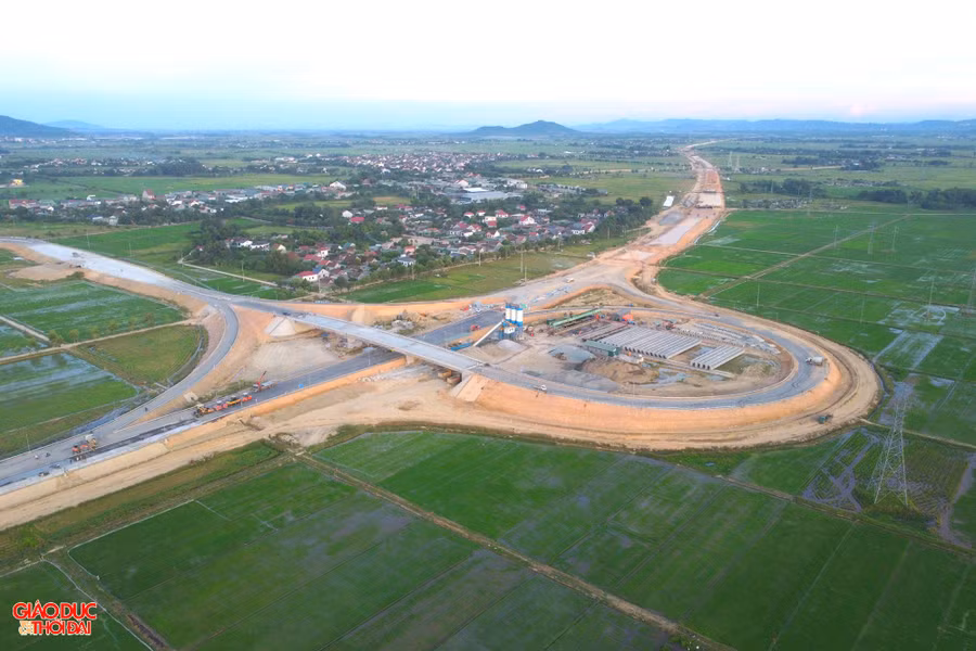 Nút giao cao tốc Diễn Châu - Bãi Vọt với Quốc lộ 8A tại huyện Đức Thọ, Hà Tĩnh.