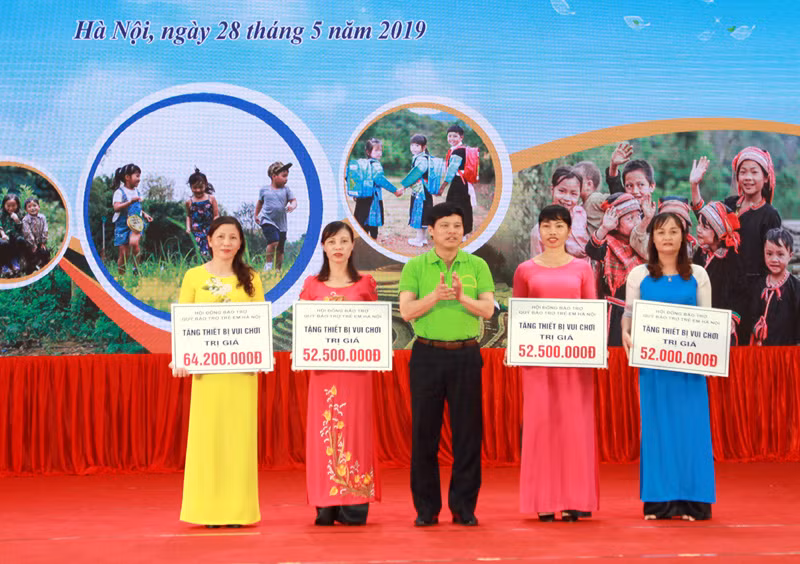 Phó Chủ tịch UBND TP Hà Nội Ngô Văn Quý tặng thiết bị vui chơi cho các trường mầm non trên địa bàn huyện Ba Vì