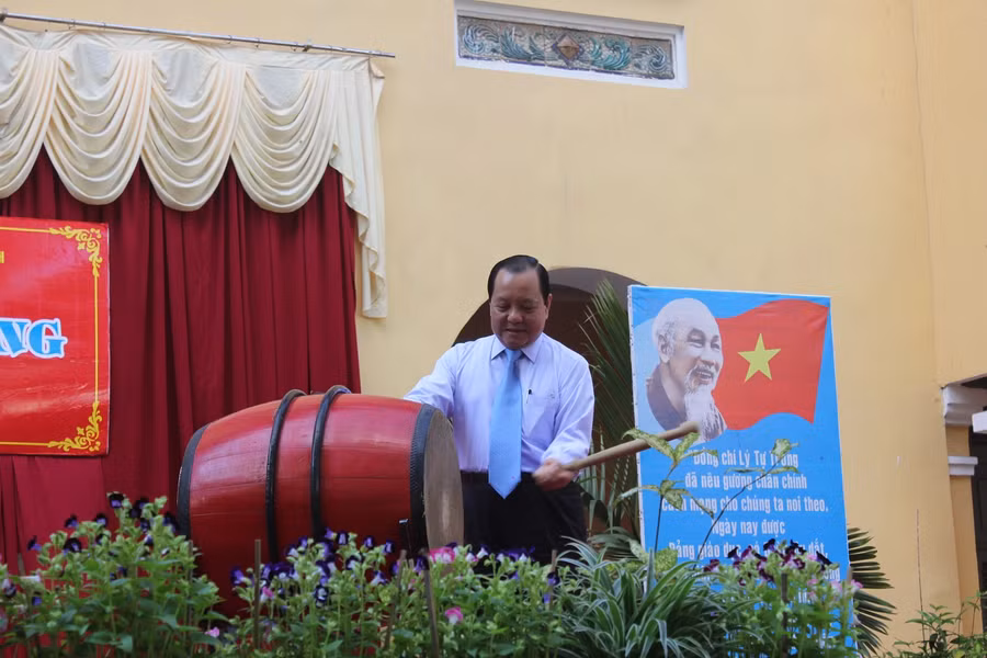 Bí thư Thành ủy TP HCM dự lễ khai giảng năm học mới