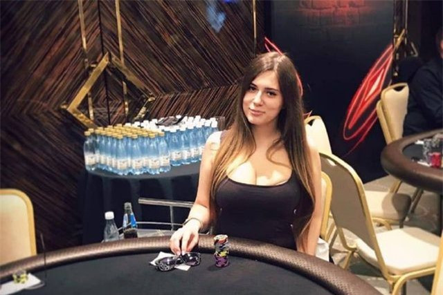 Sấy tóc trong nhà tắm, kiều nữ làng bài poker Nga bị điện giật chết - 3 Sấy tóc trong nhà tắm, kiều nữ làng bài poker Nga bị điện giật chết - 3
