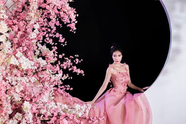 3 bộ váy lụa lãng mạn giá nửa tỷ đồng Thuỷ Tiên mặc trong MV mới hình ảnh 3 3 bo vay lua lang man gia nua ty dong thuy tien mac trong mv moi hinh anh 3