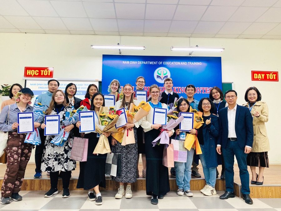 Đại diện ban tổ chức và ban giám khảo chụp ảnh lưu niệm sau khi tổ chức thành công hội thi Hùng biện Tiếng Anh cấp tỉnh năm học 2022-2023.