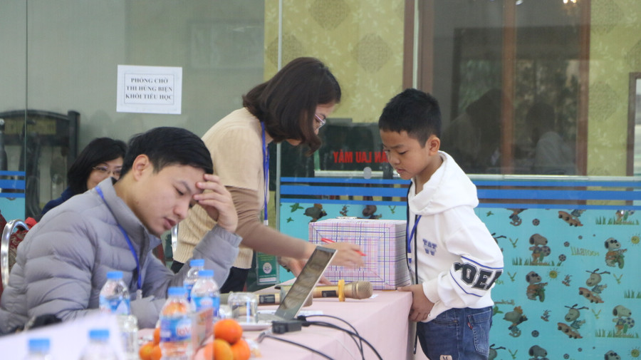 Thí sinh sẽ bốc thăm chủ đề và có 10 phút chuẩn bị trong phòng chờ có sự giám sát của thầy cô, sau đó sẽ được gọi lên trình bày trước ban giám khảo.