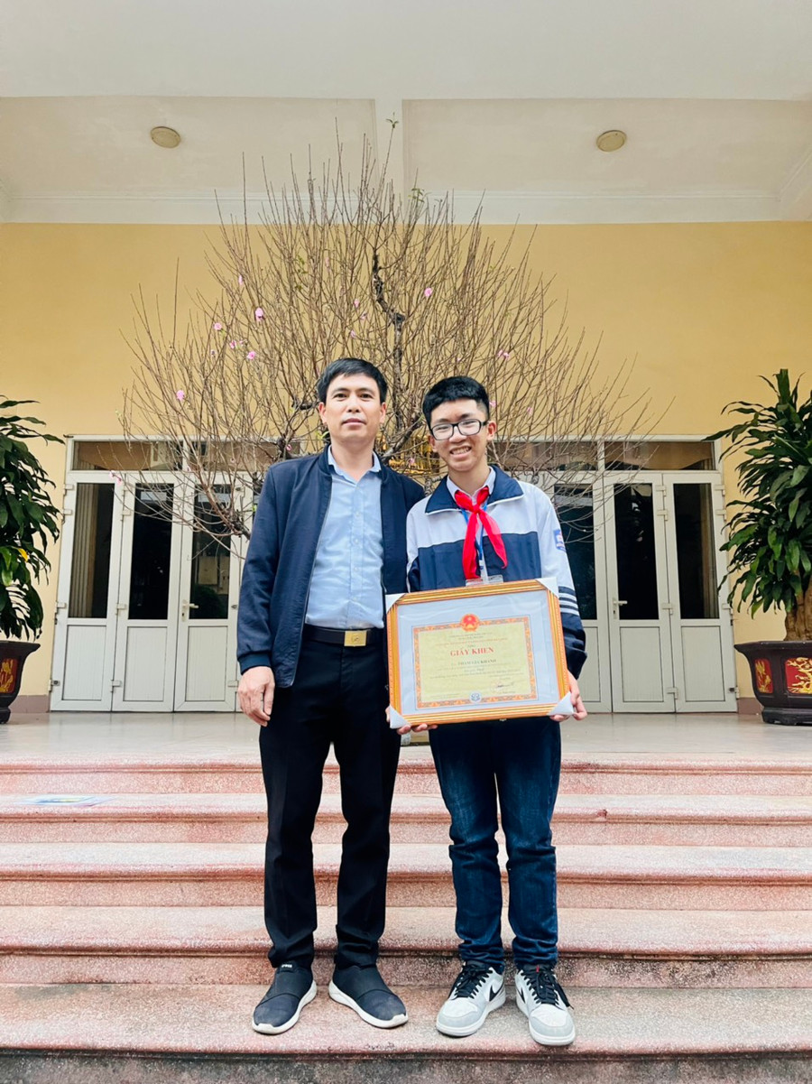 Em Phạm Gia Khánh - học sinh Trường THCS Giao Thủy (phải) có hoàn cảnh gia đình đặc biệt khi bố thường xuyên ốm đau phải lên Hà Nội điều trị nhưng em vẫn luôn cố gắng hết mình trong học tập để đạt thành tích cao tại hội thi.