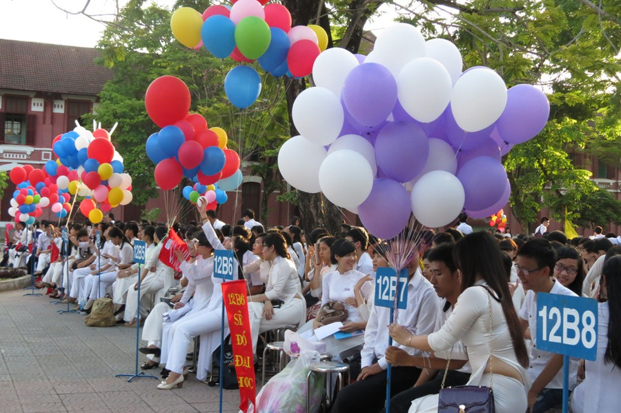 Cài áo hoa hồng, nhớ công thầy cô, cha mẹ
