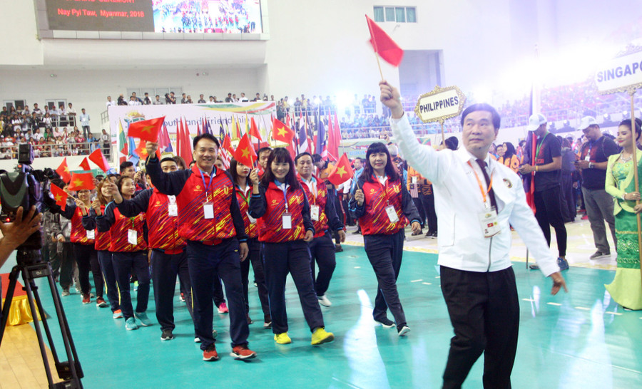 Đoàn Việt Nam do Trưởng đoàn Ngũ Duy Anh - Vụ trưởng Vụ Giáo dục thể chất (Bộ GD&ĐT) diễu hành tại 19th ASEAN University Games