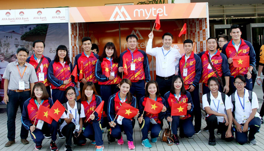 Đại diện Tập đoàn Viễn thông Quân đội Viettel tại Myanmar chụp ảnh lưu niệm và tặng sim điện thoại cho các vận động viên tham dự Đại hội