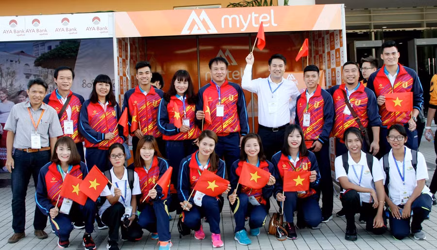 Đại diện Tập đoàn Viễn thông Quân đội Viettel tại Myanmar chụp ảnh lưu niệm và tặng sim điện thoại cho các vận động viên tham dự Đại hội