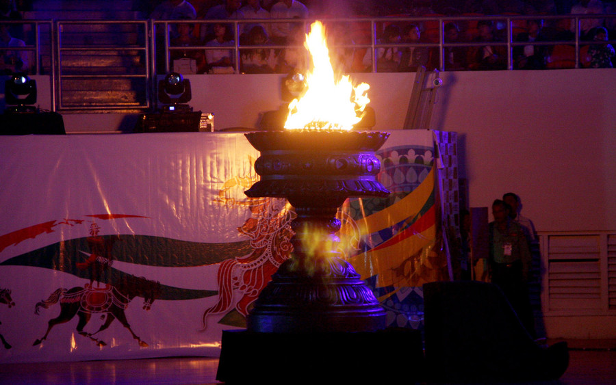 Ngọn lửa của của tình tình hữu nghị giữa sinh viên các nước ASEAN được thắp sáng tại lễ khai mạc