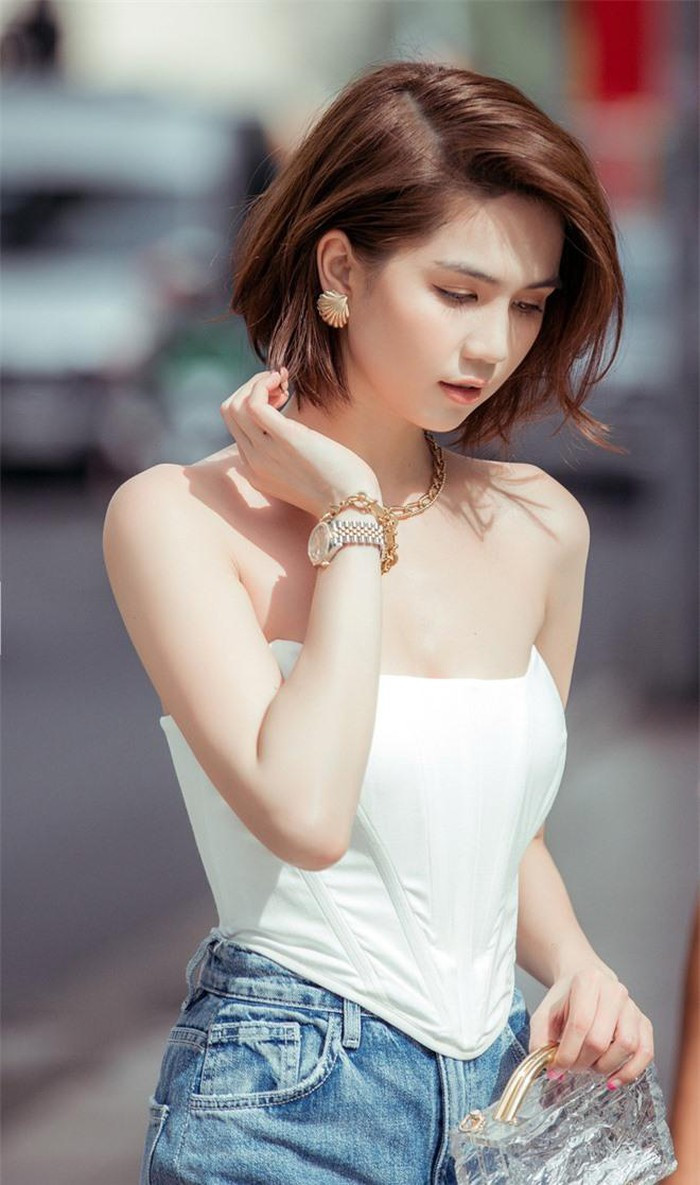 Tóc bob lệch ngôi xoăn lơi cũng giúp gương mặt người đẹp thon gọn thanh tú và 