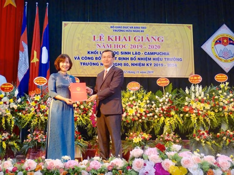 Thứ trưởng Bộ GD&ĐT Nguyễn Văn Phúc trao quyết định bổ nhiệm Hiệu trưởng nhiệm kỳ 2019 - 2024 cho nhà giáo Chu Kim Phượng.