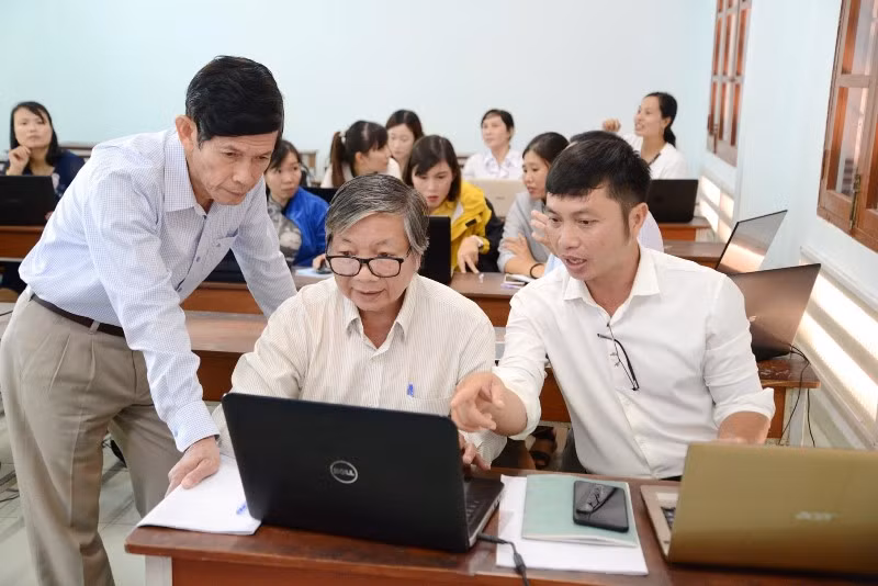 Tập huấn, bồi dưỡng giáo viên là khâu chuẩn bị quan trọng thực hiện Chương trình mới. 