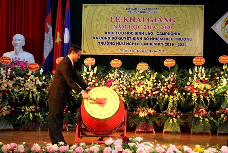 Thứ trưởng Bộ GD&ĐT Nguyễn Văn Phúc đánh trống khai giảng năm học 2019 - 2020 khối lưu học sinh Lào, Campuchia - trường Hữu Nghị 80. Thứ trưởng Bộ GD&ĐT Nguyễn Văn Phúc đánh trống khai giảng năm học 2019 - 2020 khối lưu học sinh Lào, Campuchia - trường Hữu Nghị 80.