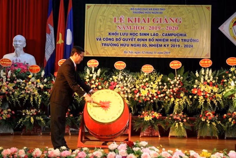 Thứ trưởng Bộ GD&ĐT Nguyễn Văn Phúc đánh trống khai giảng năm học 2019 - 2020 khối lưu học sinh Lào, Campuchia - trường Hữu Nghị 80.