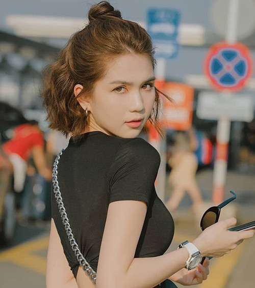 Kiểu búi củ tỏi nửa đầu kết hợp với xoăn sóng nhỏ giúp Ngọc Trinh nhìn thời thượng và trẻ trung hơn rất nhiều