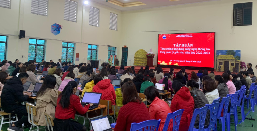 Buổi tập huấn có sự góp mặt của hơn 160 cán bộ phòng GD&ĐT, Hiệu trưởng, giáo viên các trường trên địa bàn thành phố Lào Cai. Buổi tập huấn có sự góp mặt của hơn 160 cán bộ phòng GD&ĐT, Hiệu trưởng, giáo viên các trường trên địa bàn thành phố Lào Cai.