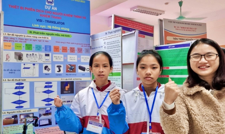 Cô Ngọc chụp ảnh cùng bạn Nguyễn Thị Quỳnh Anh và Đinh Ngọc Minh Châu tại cuộc thi khoa học kỹ thuật cấp tỉnh. Cô Ngọc chụp ảnh cùng bạn Nguyễn Thị Quỳnh Anh và Đinh Ngọc Minh Châu tại cuộc thi khoa học kỹ thuật cấp tỉnh.