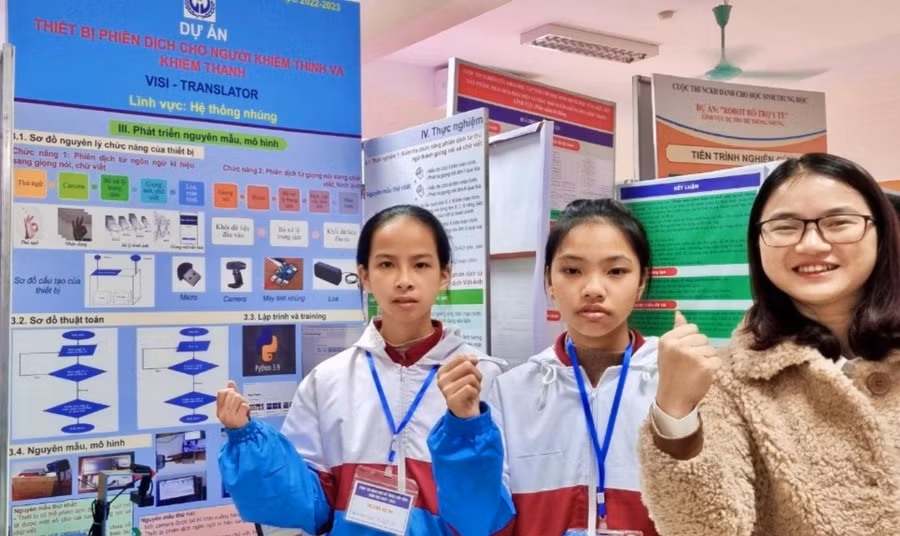 Cô Ngọc chụp ảnh cùng bạn Nguyễn Thị Quỳnh Anh và Đinh Ngọc Minh Châu tại cuộc thi khoa học kỹ thuật cấp tỉnh.