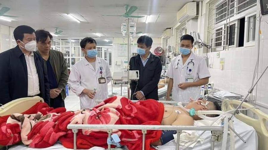 Thiếu tá Quách Văn Trường được đưa đến bệnh viện. Thiếu tá Quách Văn Trường được đưa đến bệnh viện.